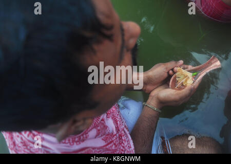 Agartala, Indien. 19 Sep, 2017. Indisch-hinduistischen Gläubigen führt Tarpan, ein Ritual, fiel vor der Vorfahren, die am letzten Tag für die Gebete zu den Vorfahren namens Pitritarpan in Andhra Pradesh, Indien, am 19. September 2017. In der hinduistischen Mythologie, ist dieser Tag auch "ahalaya" bezeichnet und als der Tag, an dem die Götter die zehn bewaffnete Göttin Durga der Dämonenkönig Asur, geplottet, die Götter aus ihrem Reich zu zerstören. Die fünf Tage der Anbetung von Durga, die als der Zerstörer des Bösen zugeschrieben wird. Credit: Abhisek Saha/Pacific Press/Alamy leben Nachrichten Stockfoto