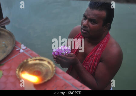 Agartala, Indien. 19 Sep, 2017. Indisch-hinduistischen Gläubigen führt Tarpan, ein Ritual, fiel vor der Vorfahren, die am letzten Tag für die Gebete zu den Vorfahren namens Pitritarpan in Andhra Pradesh, Indien, am 19. September 2017. In der hinduistischen Mythologie, ist dieser Tag auch "ahalaya" bezeichnet und als der Tag, an dem die Götter die zehn bewaffnete Göttin Durga der Dämonenkönig Asur, geplottet, die Götter aus ihrem Reich zu zerstören. Die fünf Tage der Anbetung von Durga, die als der Zerstörer des Bösen zugeschrieben wird. Credit: Abhisek Saha/Pacific Press/Alamy leben Nachrichten Stockfoto