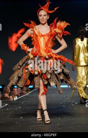 Montreal, Kanada 23/08/2017 ein Modell gekleidet wie ein Lagerfeuer auf der Landebahn Spaziergänge an der fashion show während der Mode und Design Festival statt. Stockfoto