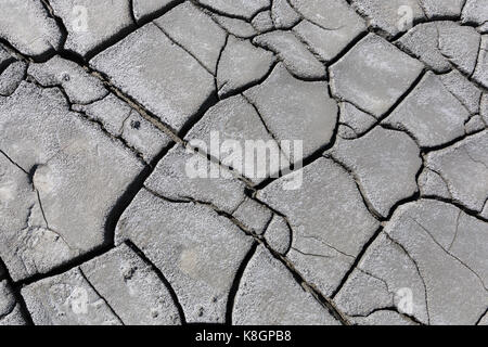 Trockene und Rissige Erde in berca Schlammvulkane Stockfoto