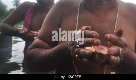 Agartala, Indien. 19 Sep, 2017. Indisch-hinduistischen Gläubigen führt Tarpan, ein Ritual, fiel vor der Vorfahren, die am letzten Tag für die Gebete zu den Vorfahren namens Pitritarpan in Andhra Pradesh, Indien, am 19. September 2017. In der hinduistischen Mythologie, ist dieser Tag auch "ahalaya" bezeichnet und als der Tag, an dem die Götter die zehn bewaffnete Göttin Durga der Dämonenkönig Asur, geplottet, die Götter aus ihrem Reich zu zerstören. Die fünf Tage der Anbetung von Durga, die als der Zerstörer des Bösen zugeschrieben wird. Credit: Abhisek Saha/Pacific Press/Alamy leben Nachrichten Stockfoto