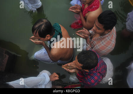 Agartala, Indien. 19 Sep, 2017. Indisch-hinduistischen Gläubigen führt Tarpan, ein Ritual, fiel vor der Vorfahren, die am letzten Tag für die Gebete zu den Vorfahren namens Pitritarpan in Andhra Pradesh, Indien, am 19. September 2017. In der hinduistischen Mythologie, ist dieser Tag auch "ahalaya" bezeichnet und als der Tag, an dem die Götter die zehn bewaffnete Göttin Durga der Dämonenkönig Asur, geplottet, die Götter aus ihrem Reich zu zerstören. Die fünf Tage der Anbetung von Durga, die als der Zerstörer des Bösen zugeschrieben wird. Credit: Abhisek Saha/Pacific Press/Alamy leben Nachrichten Stockfoto