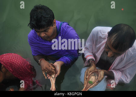 Agartala, Indien. 19 Sep, 2017. Indisch-hinduistischen Gläubigen führt Tarpan, ein Ritual, fiel vor der Vorfahren, die am letzten Tag für die Gebete zu den Vorfahren namens Pitritarpan in Andhra Pradesh, Indien, am 19. September 2017. In der hinduistischen Mythologie, ist dieser Tag auch "ahalaya" bezeichnet und als der Tag, an dem die Götter die zehn bewaffnete Göttin Durga der Dämonenkönig Asur, geplottet, die Götter aus ihrem Reich zu zerstören. Die fünf Tage der Anbetung von Durga, die als der Zerstörer des Bösen zugeschrieben wird. Credit: Abhisek Saha/Pacific Press/Alamy leben Nachrichten Stockfoto