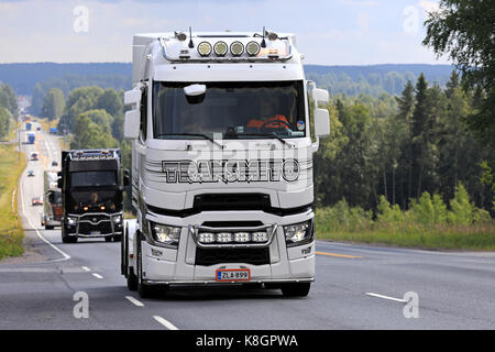 IKAALINEN, Finnland - 10 AUGUST 2017: Schwarz und Weiß angepasste Renault Trucks T semi Traktor mit Licht Zubehör von Transmito bewegt sich entlang der malerischen Stockfoto