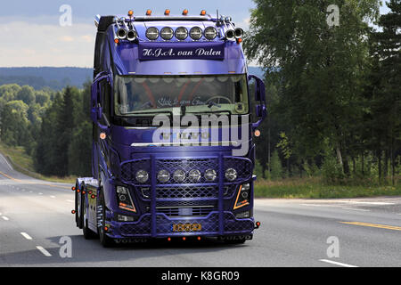 IKAALINEN, Finnland - 10 AUGUST 2017: Wunderschön angepassten Volvo FH FH 16 750 Der H.J.A. Van Dalen bewegt sich entlang der Straße in LKW-Konvoi nach Power Truck Sho Stockfoto