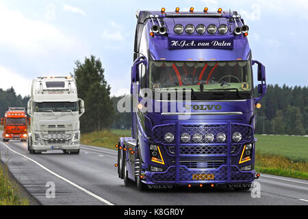 LUOPAJARVI, Finnland - 10 AUGUST 2017: Wunderschön angepassten Volvo FH FH 16 750 Der H.J.A. Van Dalen bewegt sich entlang der Straße in LKW-Konvoi macht Lkw-Sh Stockfoto