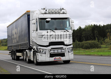 Mariehamn, Finnland - 15. SEPTEMBER 2017: Maßgeschneiderte weiß Renault Trucks T semi von Transmito Hols waren entlang der Autobahn an einem bewölkten Tag im Süden von Fin Stockfoto