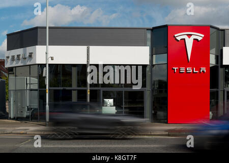 Verkehr vorbeifährt ein Tesla Autohaus in Heaton Kapelle befindet, obwohl als South Manchester aufgeführt, im Vereinigten Königreich (Nur redaktionelle Nutzung). Stockfoto