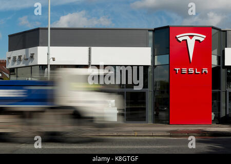 Verkehr vorbeifährt ein Tesla Autohaus in Heaton Kapelle befindet, obwohl als South Manchester aufgeführt, im Vereinigten Königreich (Nur redaktionelle Nutzung). Stockfoto