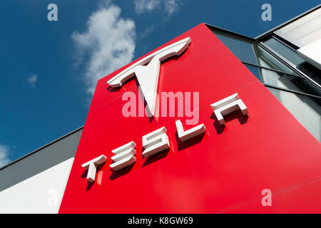 Die Beschilderung für ein Tesla Autohaus in Heaton Kapelle und als South Manchester aufgeführt, im Vereinigten Königreich (Nur redaktionelle Nutzung). Stockfoto