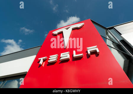 Die Beschilderung für ein Tesla Autohaus in Heaton Kapelle und als South Manchester aufgeführt, im Vereinigten Königreich (Nur redaktionelle Nutzung). Stockfoto