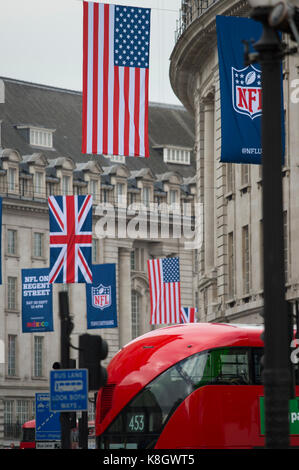 NFL auf der Regent Street hängende Banner oben Verkehr in Central London. Stockfoto