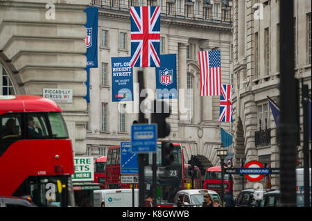 NFL auf der Regent Street hängende Banner oben Verkehr in Central London. Stockfoto