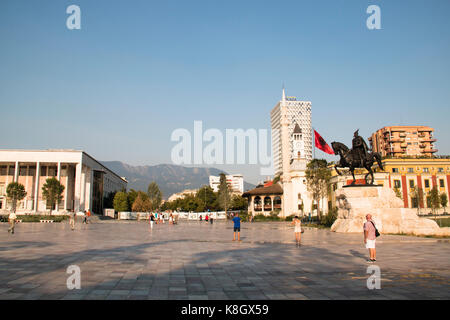 Tirana, Albanien - August 2017: Blick über Skanderbeg Square, dem Hauptplatz von Tirana in Albanien Stockfoto