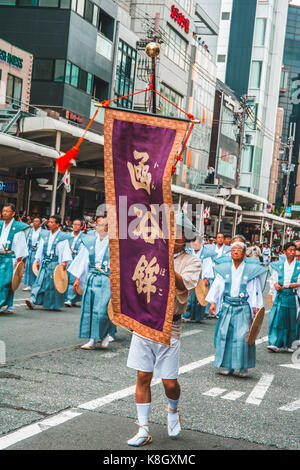 Gion Matsuri Schwimmer werden durch die Stadt in Japans berühmtesten Festival mit Rädern. Kyoto, Japan Stockfoto