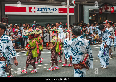 Gion Matsuri Schwimmer werden durch die Stadt in Japans berühmtesten Festival mit Rädern. Kyoto, Japan Stockfoto