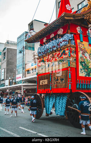 Gion Matsuri Schwimmer werden durch die Stadt in Japans berühmtesten Festival mit Rädern. Kyoto, Japan Stockfoto