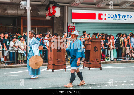 Gion Matsuri Schwimmer werden durch die Stadt in Japans berühmtesten Festival mit Rädern. Kyoto, Japan Stockfoto