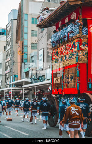 Gion Matsuri Schwimmer werden durch die Stadt in Japans berühmtesten Festival mit Rädern. Kyoto, Japan Stockfoto