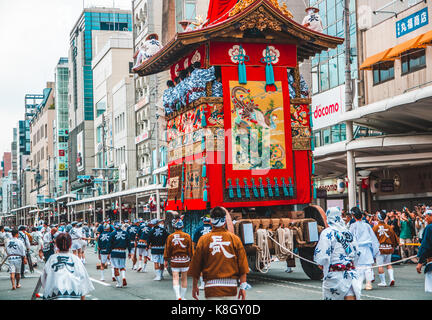 Gion Matsuri Schwimmer werden durch die Stadt in Japans berühmtesten Festival mit Rädern. Kyoto, Japan Stockfoto