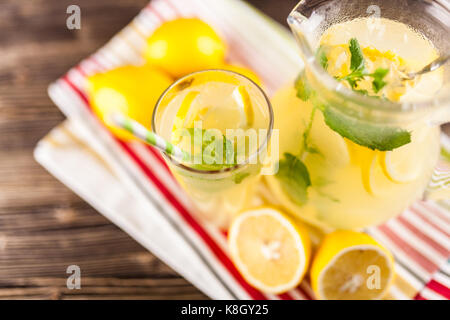 Glas Limonade mit Minze auf dunklem Hintergrund Stockfoto