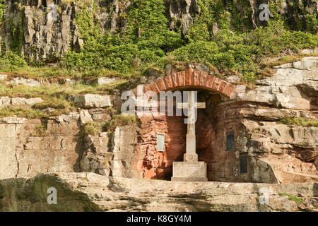 Ein Denkmal gesetzt in einer Nische im Fels unter Bamburgh Castle in Northumberland, England. Stockfoto