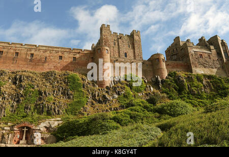 Ein Denkmal gesetzt in einer Nische im Fels unter Bamburgh Castle in Northumberland, England. Stockfoto