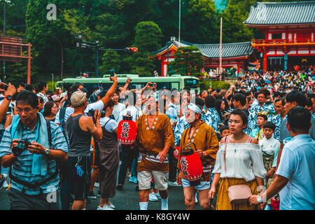 Gion Matsuri Schwimmer werden durch die Stadt in Japans berühmtesten Festival mit Rädern. Kyoto, Japan Stockfoto