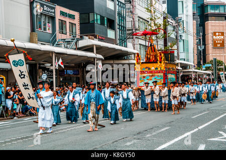 Gion Matsuri Schwimmer werden durch die Stadt in Japans berühmtesten Festival mit Rädern. Kyoto, Japan Stockfoto