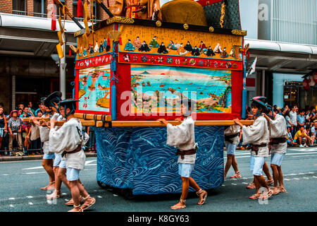 Gion Matsuri Schwimmer werden durch die Stadt in Japans berühmtesten Festival mit Rädern. Kyoto, Japan Stockfoto