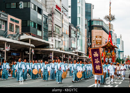 Gion Matsuri Schwimmer werden durch die Stadt in Japans berühmtesten Festival mit Rädern. Kyoto, Japan Stockfoto