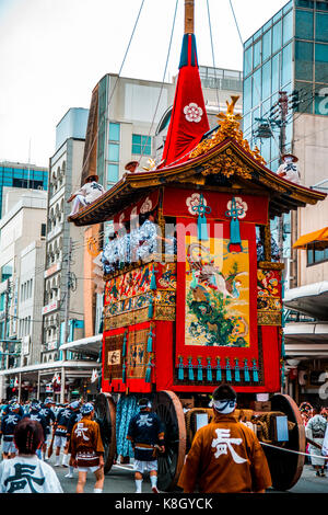 Gion Matsuri Schwimmer werden durch die Stadt in Japans berühmtesten Festival mit Rädern. Kyoto, Japan Stockfoto