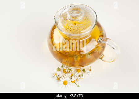 Kamille Tee in eine Teekanne aus Glas Stockfoto