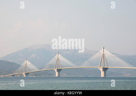 Die charilaos Trikoupis Brücke zwischen Antirrio und Rion in Griechenland vom Strand in Rion gesehen Stockfoto