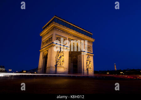 Frankreich, Paris, der Triumphbogen in der Nacht. Stockfoto
