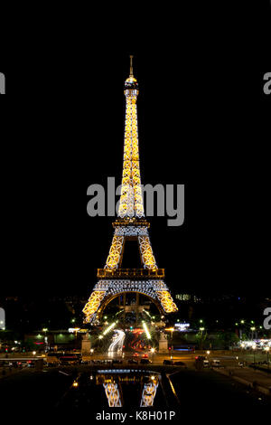 Frankreich, Paris, den Eiffelturm in der Nacht. Stockfoto