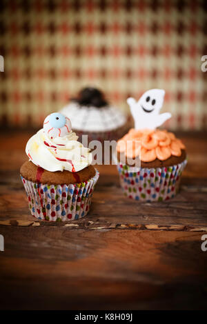 Halloween Design hausgemachten Kuchen auf dunklem Hintergrund Stockfoto