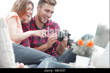 Moderne junge Paar prüft die Fotos auf der Kamera Stockfoto