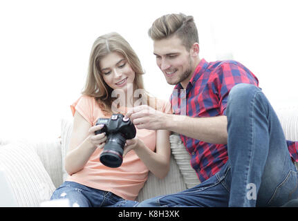 Glückliches junges paar Prüfungen Fotos auf Fotos die Kamera Stockfoto