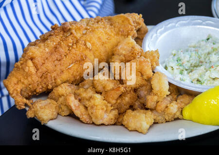 North Carolina, North Carolina, Calabash, Fischerdorf, regionale Küche, Speisen, Captain Nance's Seafood, Restaurants, Restaurants, Restaurants, Restaurants, Restaurants, Cafés, frittierter Fisch, Shrim Stockfoto