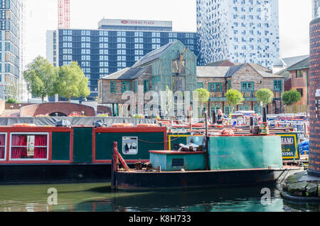 Bunte schmale Boote in Gas Street Basin, Birmingham günstig Stockfoto