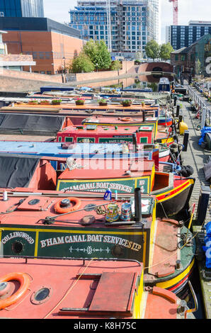 Bunte schmale Boote in Gas Street Basin, Birmingham günstig Stockfoto