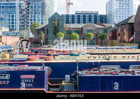 Bunte schmale Boote in Gas Street Basin, Birmingham günstig Stockfoto