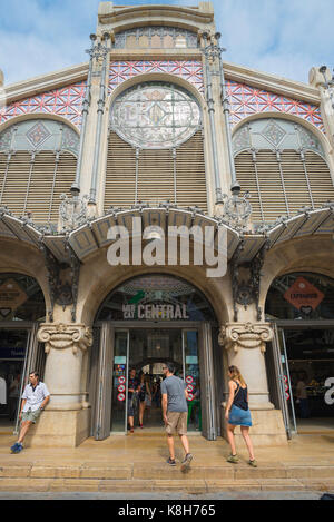 Valencia Spanien Markt, Blick auf Touristen in den großen Markt - der Mercado Central - in der Altstadt von Valencia, Spanien. Stockfoto