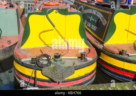 Bunte schmale Boote in Gas Street Basin, Birmingham günstig Stockfoto