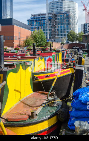 Bunte schmale Boote in Gas Street Basin, Birmingham günstig Stockfoto