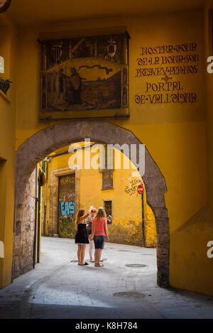 Valencia Spanien Altstadt, Blick auf eine Gruppe von Frauen in einer engen Straße in der Altstadt Barrio del Carmen - El Carmen - Bereich von Valencia, Spanien reden. Stockfoto