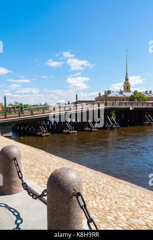 St. Petersburg, Russland - Juni 04.2017. Holz- Fußgängerzone Kronverksky Brücke Stockfoto