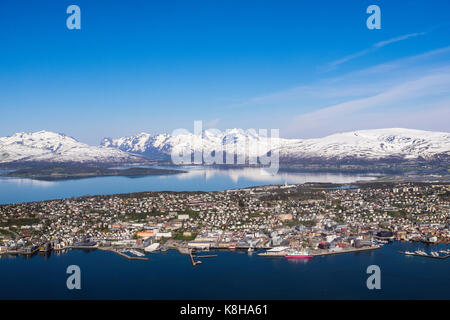 Hohe Blick über die Altstadt auf der Insel Tromsoya mit schneebedeckten Bergen, vom Berg Storsteinen gesehen. Tromso, Troms, Norwegen, Skandinavien Stockfoto