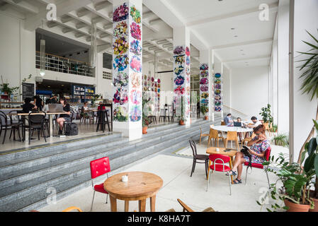 Prag. Der Tschechischen Republik. Café Jedna in der Messe Palace (Veletrzní palác), das Gehäuse der Nationalgalerie in Prag (Národní galerie v Praze). Stockfoto